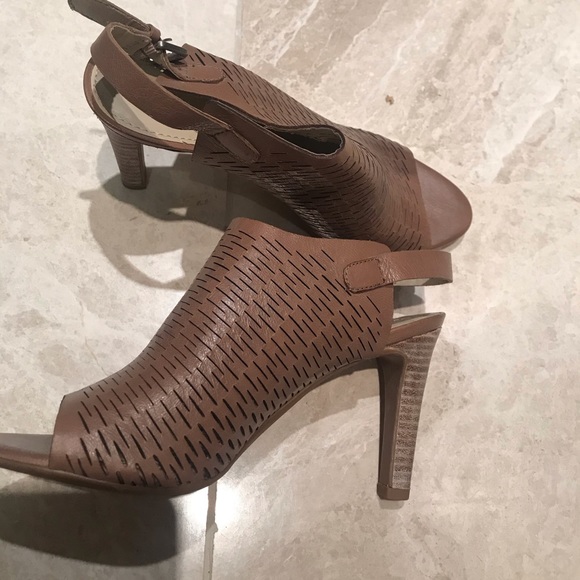 Franco Sarto Tan Heels in Size 6 - Picture 9 of 13